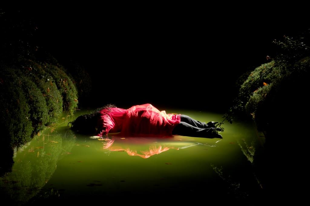 Virginie Barré, //Les naufrageurs//, 2005, installation, 40 × 175 × 140 cm