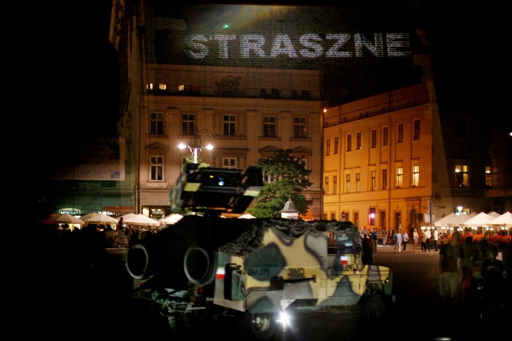 //Projekcja weteranów wojennych// Krzysztofa Wodiczko na krakowskim Rynku, fot. Tomasz Żurek