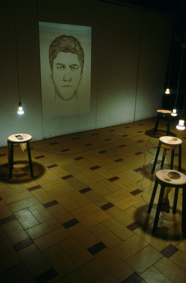 Dorota Nieznalska, //Modus operandi//, 1998, installation, 700 × 300 cm