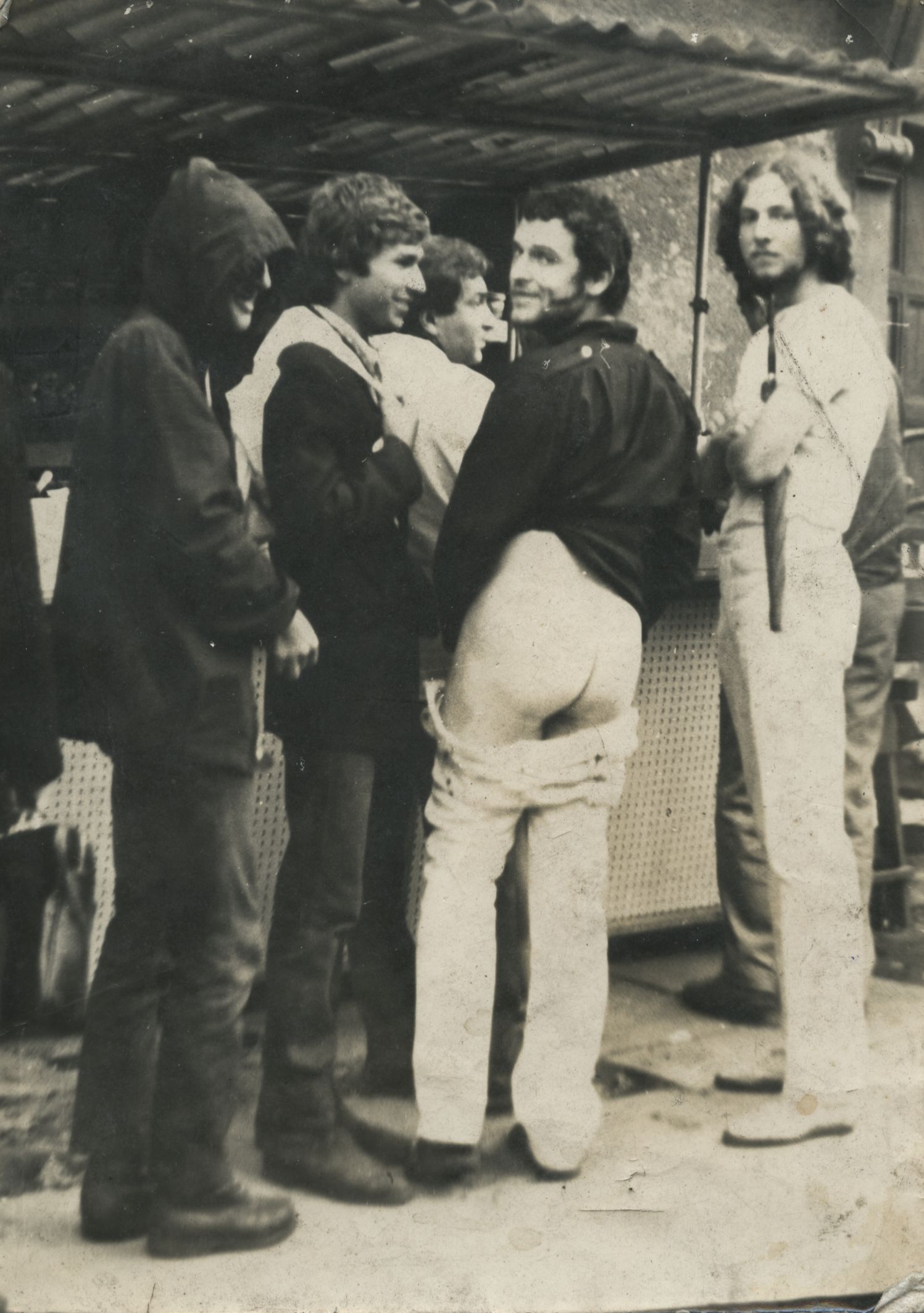 Krzysztof Niemczyk, akcja „odsłaniania pośladków”,  ok. 1970 r.