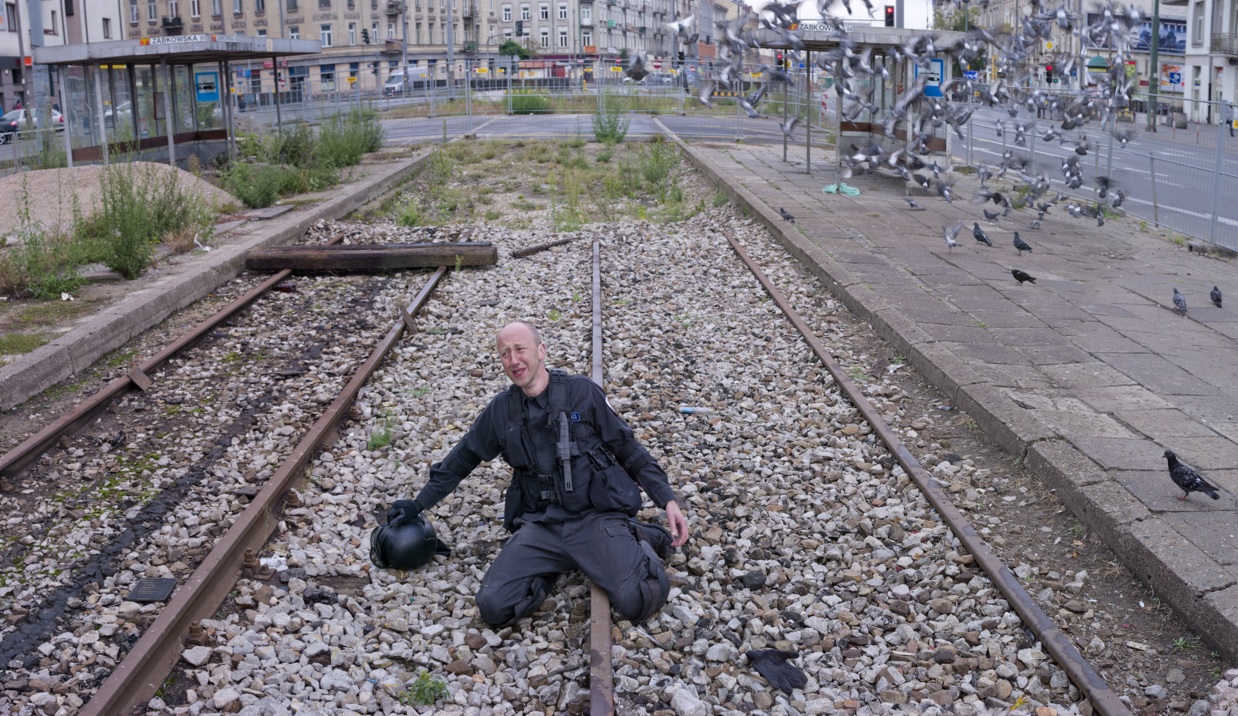 Zbigniew Libera, //Wrażliwy policjan//t, 2012, fotografia, 104 x 180 cm