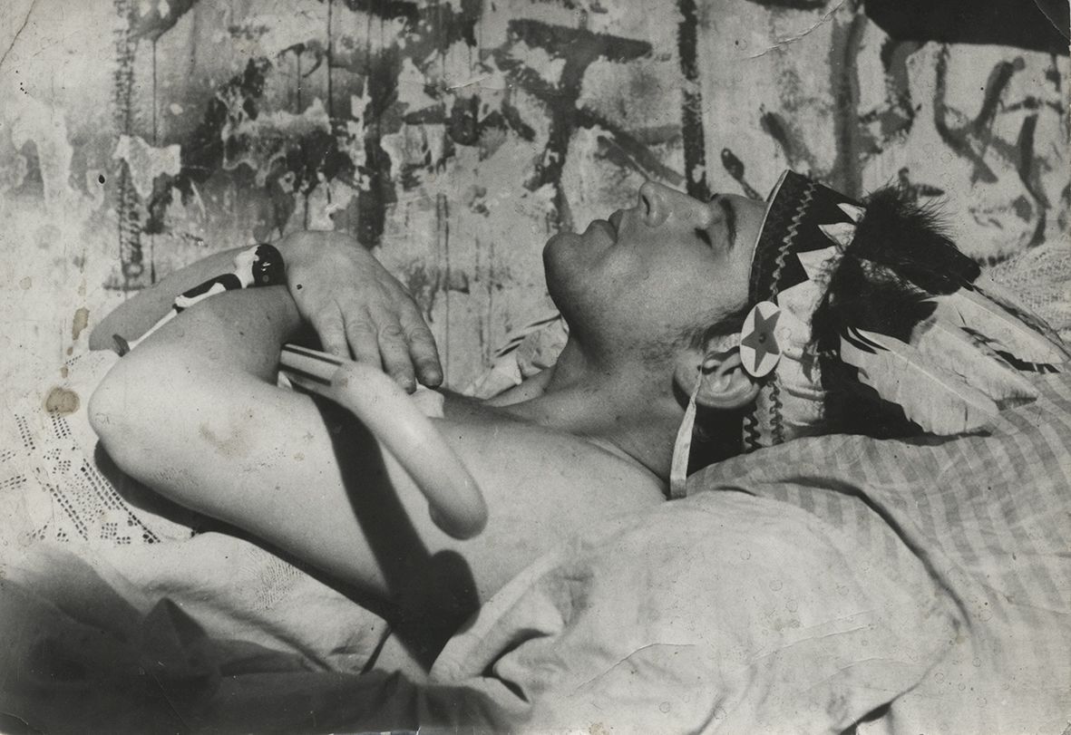 Krzysztof Niemczyk z laską podarowaną przez Tadeusza Kantora, przed 1970 r.
