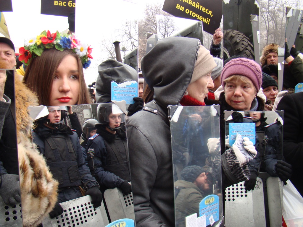 Performans Obywatelskiego Sektora Majdanu //Królestwo ciemności zostało pokonane//, 2013, dokumentacja fotograficzna, courtesy of Mystetskyi Arsenal