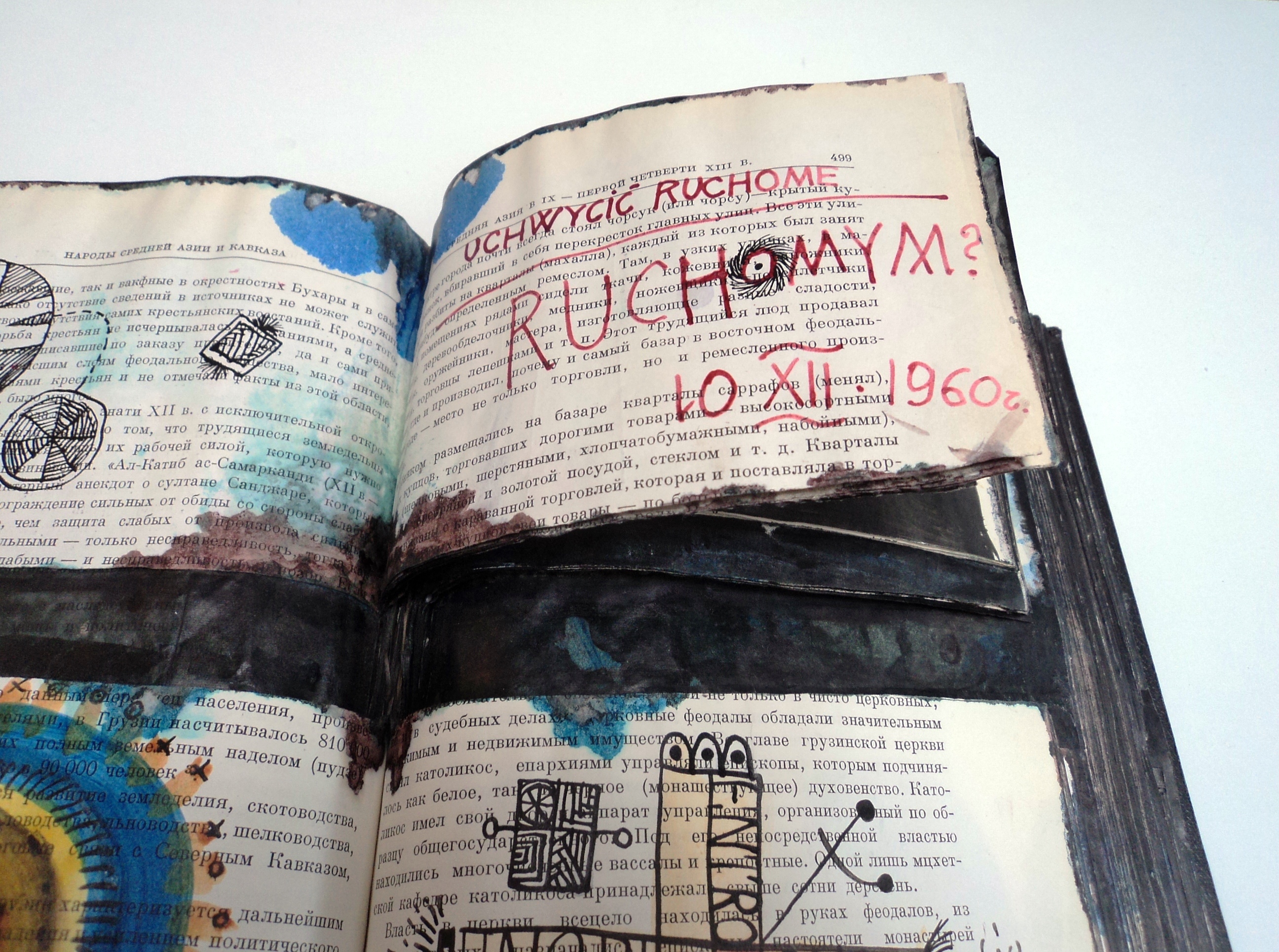 Zbigniew Makowski, //Las husula extranas// („Oczerki istorii CCCP IX – XIII ww”), 1965, książka artystyczna, kolaż, tusz, akwarela, 26,5 x 17 x 4 cm, fot. Biblioteka MOCAK-u