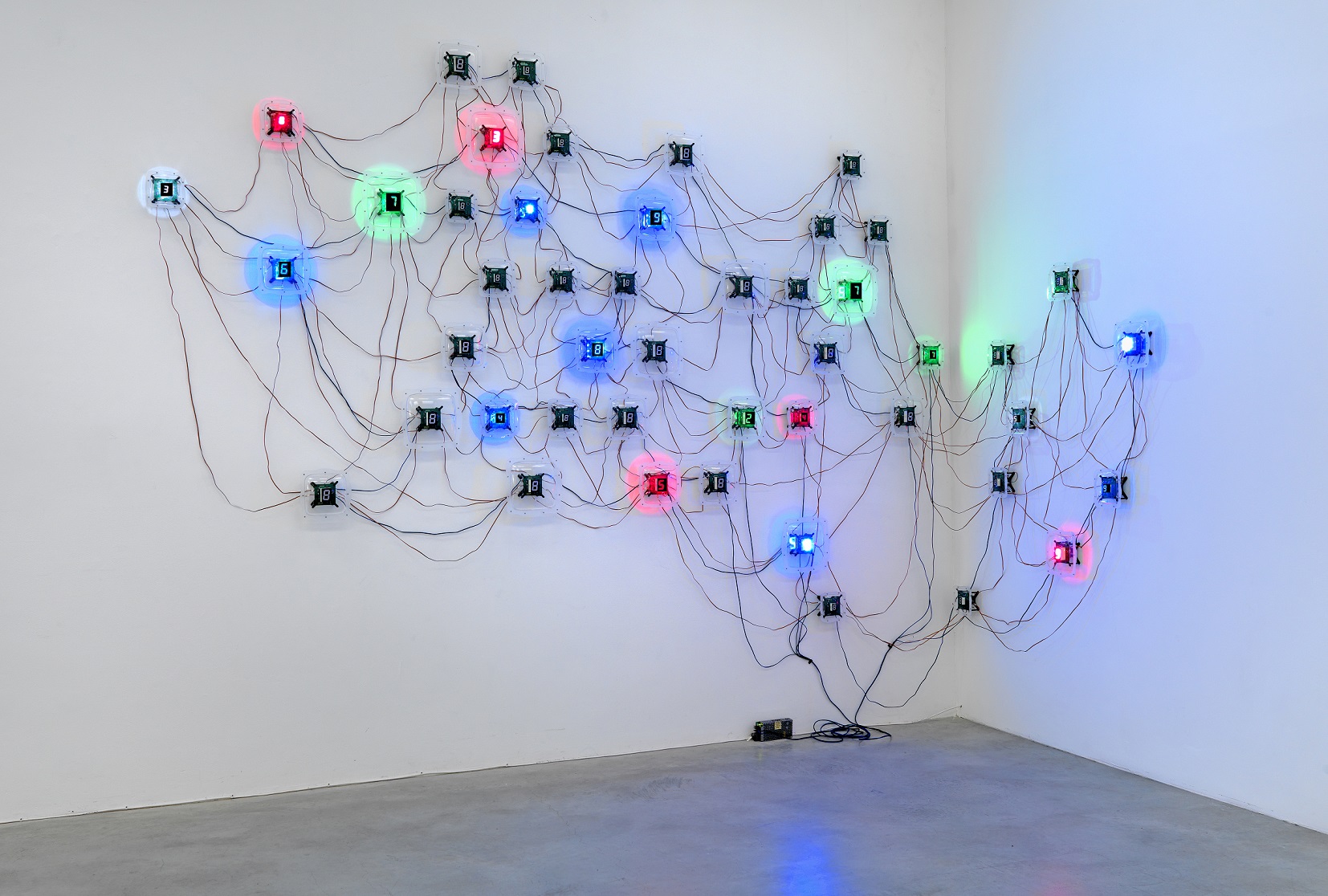 Tatsuo Miyajima, //Życie (Corps sans Organes) nr 17//, 2013, instalacja, 258,8 × 321,6 × 321,6 cm, własność artysty, © Tatsuo Miyajima i Lisson Gallery