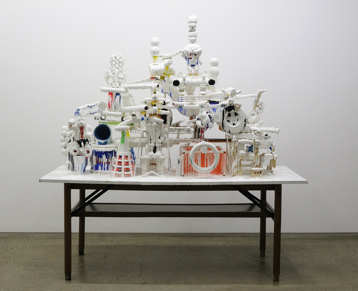 Teppei Kaneuji, Biały wyciek (Przedmioty nagromadzone nr 10), 2010, instalacja, 181 × 176 × 75 cm, © Teppei Kaneuji, dzięki uprzejmości ShugoArts