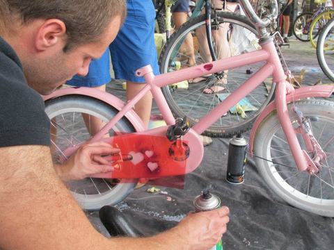 //reCYCLING//, or lets together paint our bicycles in time for the start of the holidays!