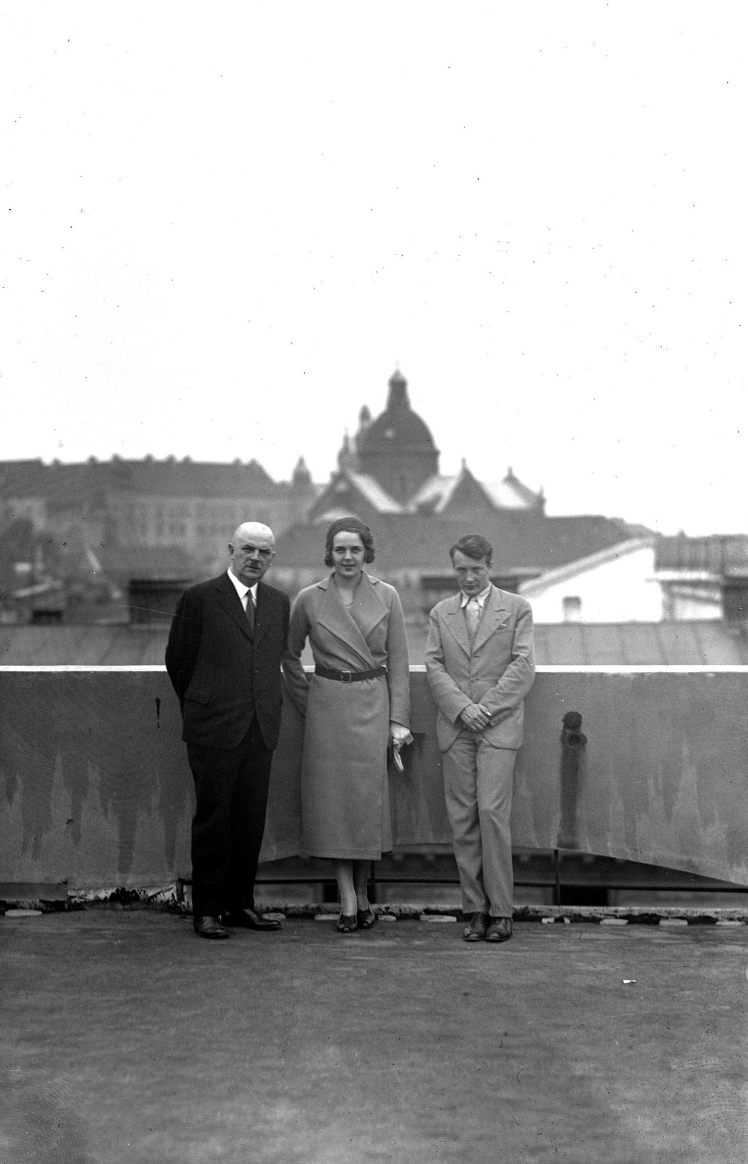 Aktorka Zofia Batycka na dachu Pałacu Prasy (lipiec 1930), zbiory Narodowego Archiwum Cyfrowego