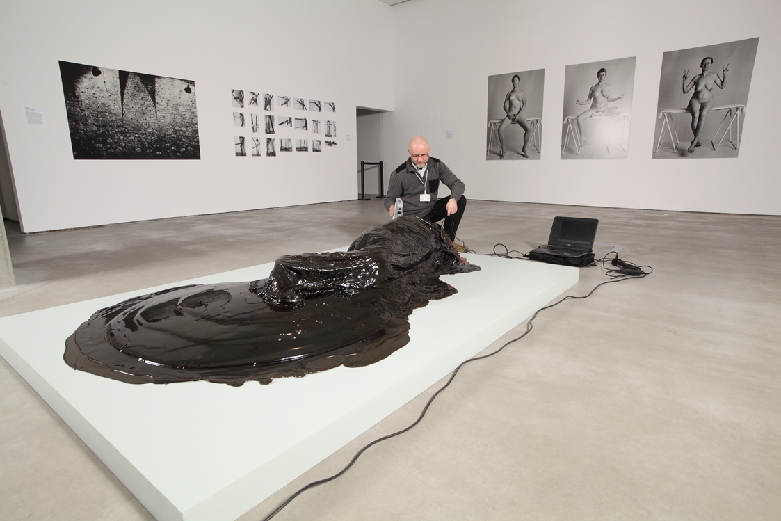 Wystawa Kolekcji MOCAK-u: na pierwszym planie praca Krištofa Kintery, //All My Bad Thoughts//, 2009,  rzeźba / poliuretan , Kolekcja MOCAK-u, fot. Marek Antoniusz Święch, arch. MIK (2015), CC-BY 3.0 PL