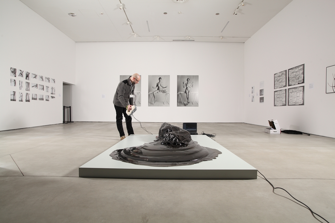 Wystawa Kolekcji MOCAK-u: na pierwszym planie praca Krištofa Kintery, //All My Bad Thoughts//, 2009,  rzeźba / poliuretan , Kolekcja MOCAK-u, fot. Marek Antoniusz Święch, arch. MIK (2015), CC-BY 3.0 PL