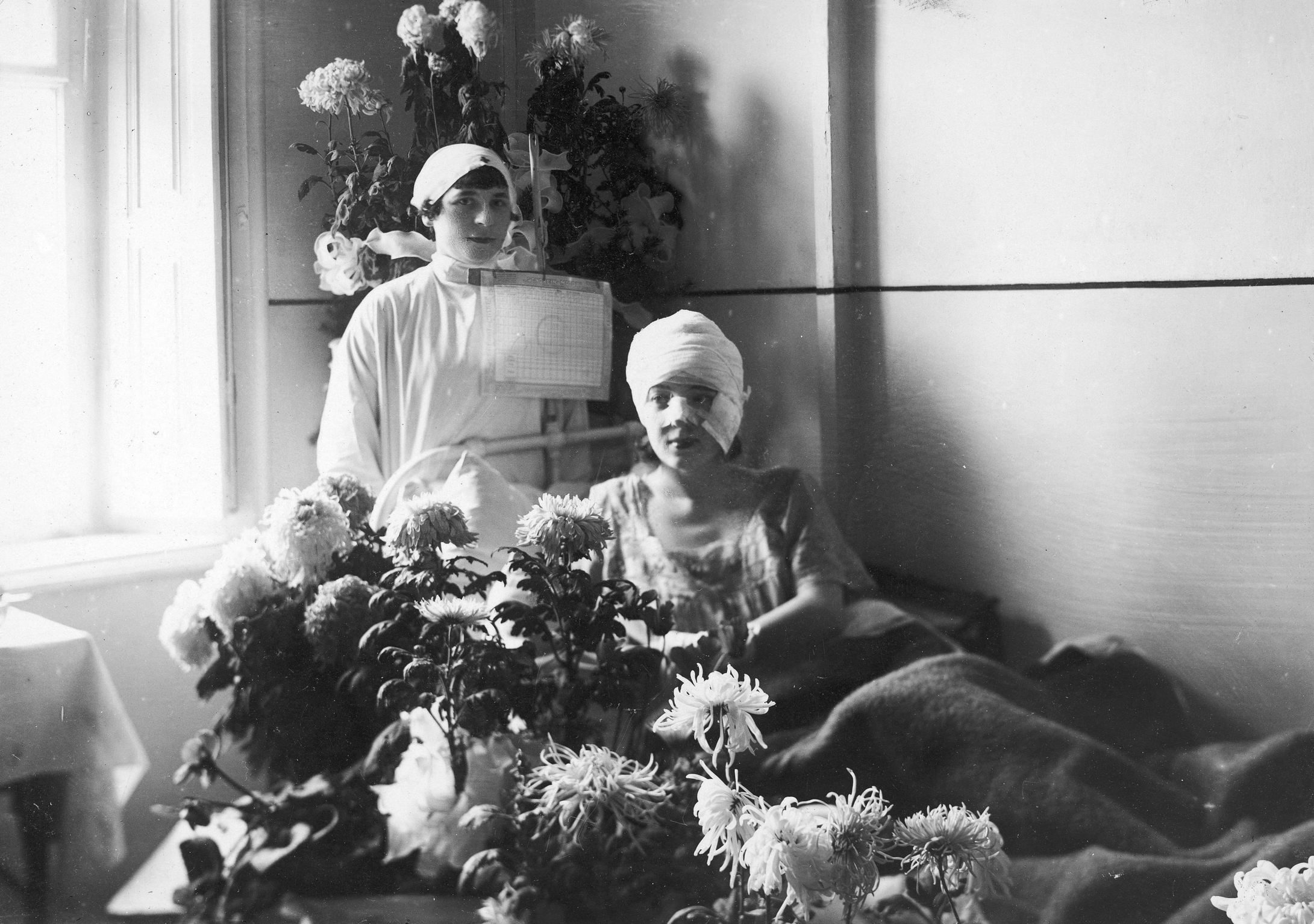  Actress Maria Malick in a hospital room after a car accident (1929), collections of the National Digital Archive