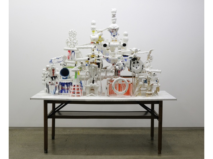 Teppei Kaneuji, //Biały wyciek (Przedmioty nagromadzone nr 10)//, 2010, instalacja, © Teppei Kaneuji, dzięki uprzejmości ShugoArts, wystawa //Logiczna emocja. Współczesna sztuka japońska//, Muzeum Sztuki Współczesnej w Krakowie MOCAK