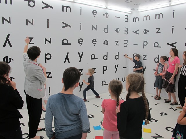  Warsztaty //Czym jest instalacja?// z cyklu //Twórcza Kolekcja//, Dział Edukacji MOCAK-u, 26.7.2015, wewnątrz instalacji Stanisława Dróżdża //Między// , 1977/2004, Kolekcja MOCAK-u