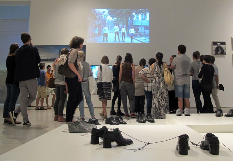 //POLIN Meeting Point – Summer Education School// w MOCAK-u, 23.8.2015, wystawa //Polska – Izrael – Niemcy. Doświadczenie Auschwitz// 