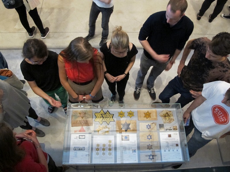 //POLIN Meeting Point – Summer Education School// w MOCAK-u, 23.8.2015, wystawa // Polska – Izrael – Niemcy. Doświadczenie Auschwitz//