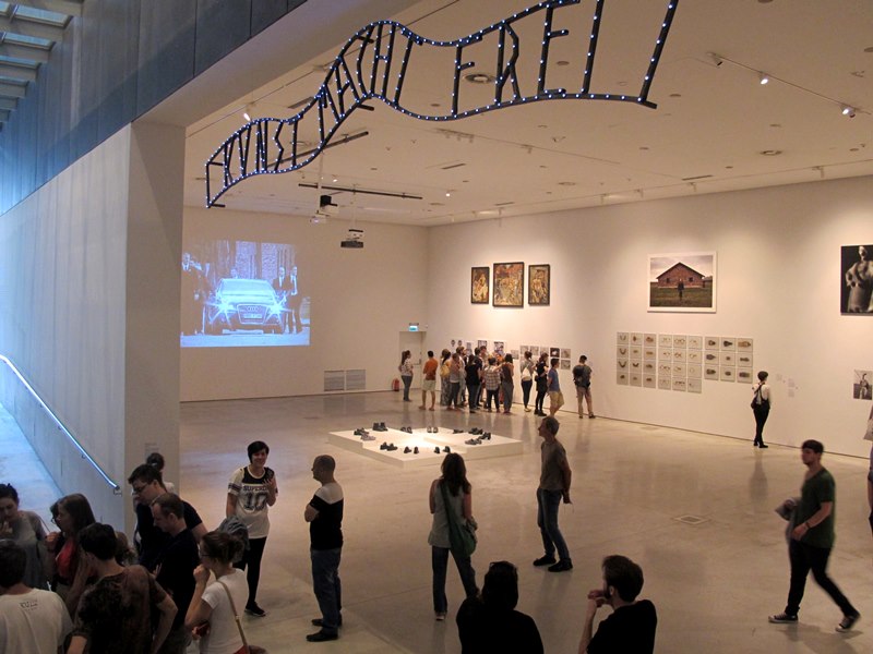 //POLIN Meeting Point – Summer Education School// w MOCAK-u, 23.8.2015, wystawa //Polska – Izrael – Niemcy. Doświadczenie Auschwitz//