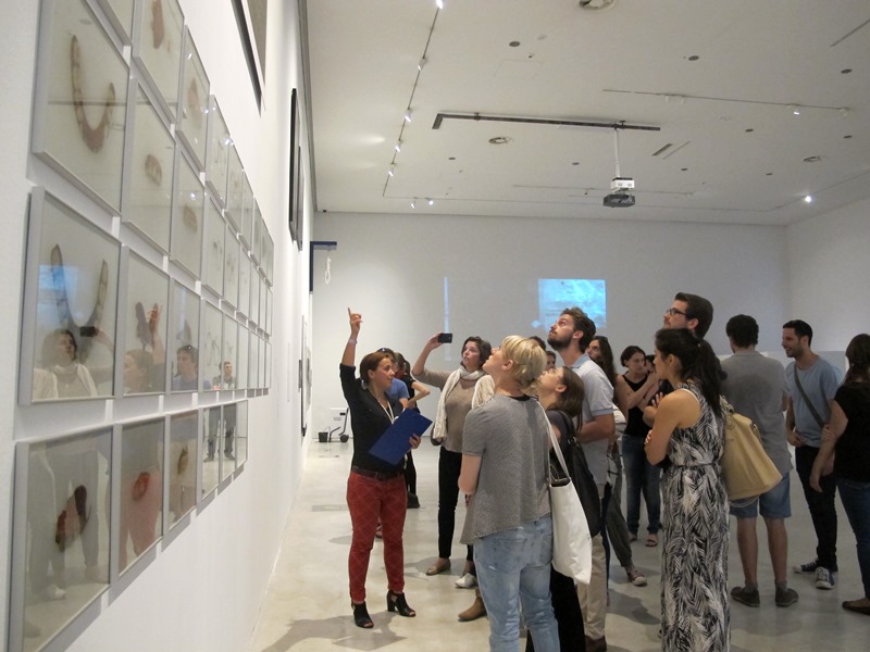 //POLIN Meeting Point – Summer Education School// w MOCAK-u, 23.8.2015, wystawa //Polska – Izrael – Niemcy. Doświadczenie Auschwitz//