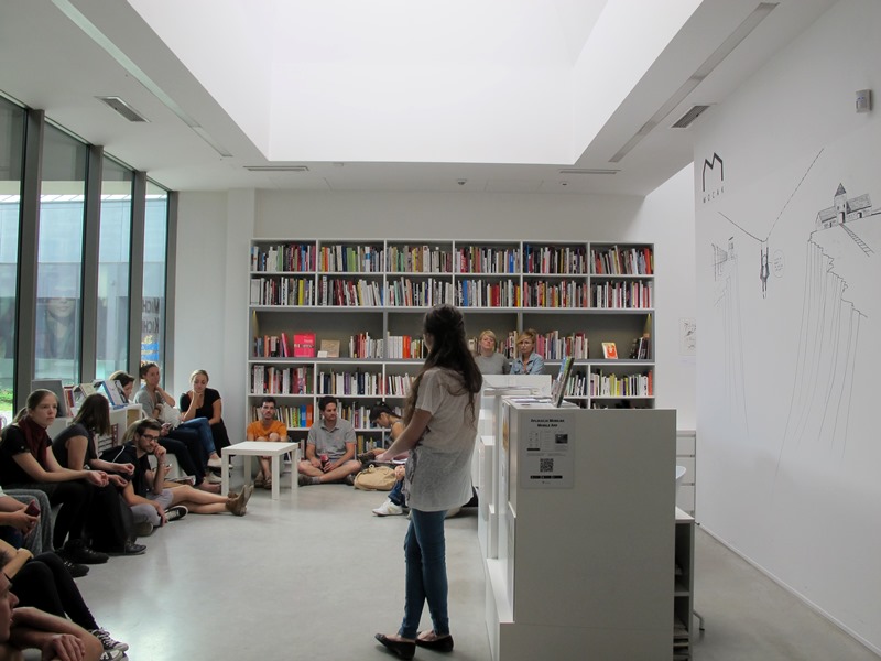 //POLIN Meeting Point – Summer Education School// w MOCAK-u, 23.8.2015, wystawa //Polska – Izrael – Niemcy. Doświadczenie Auschwitz//