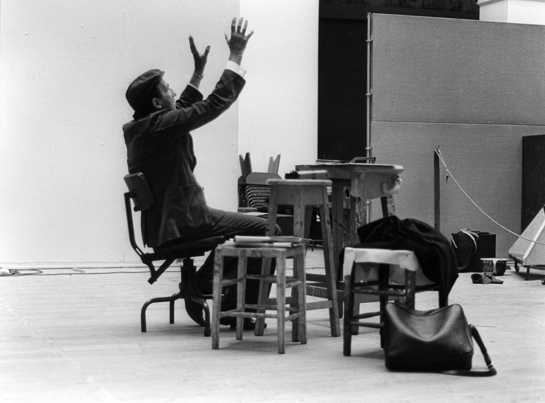 Tadeusz Kantor podczas próby //Umarłej klasy// w Royal College of Art w Edynburgu, 1976 r., courtesy The Demarco European Art Foundation
