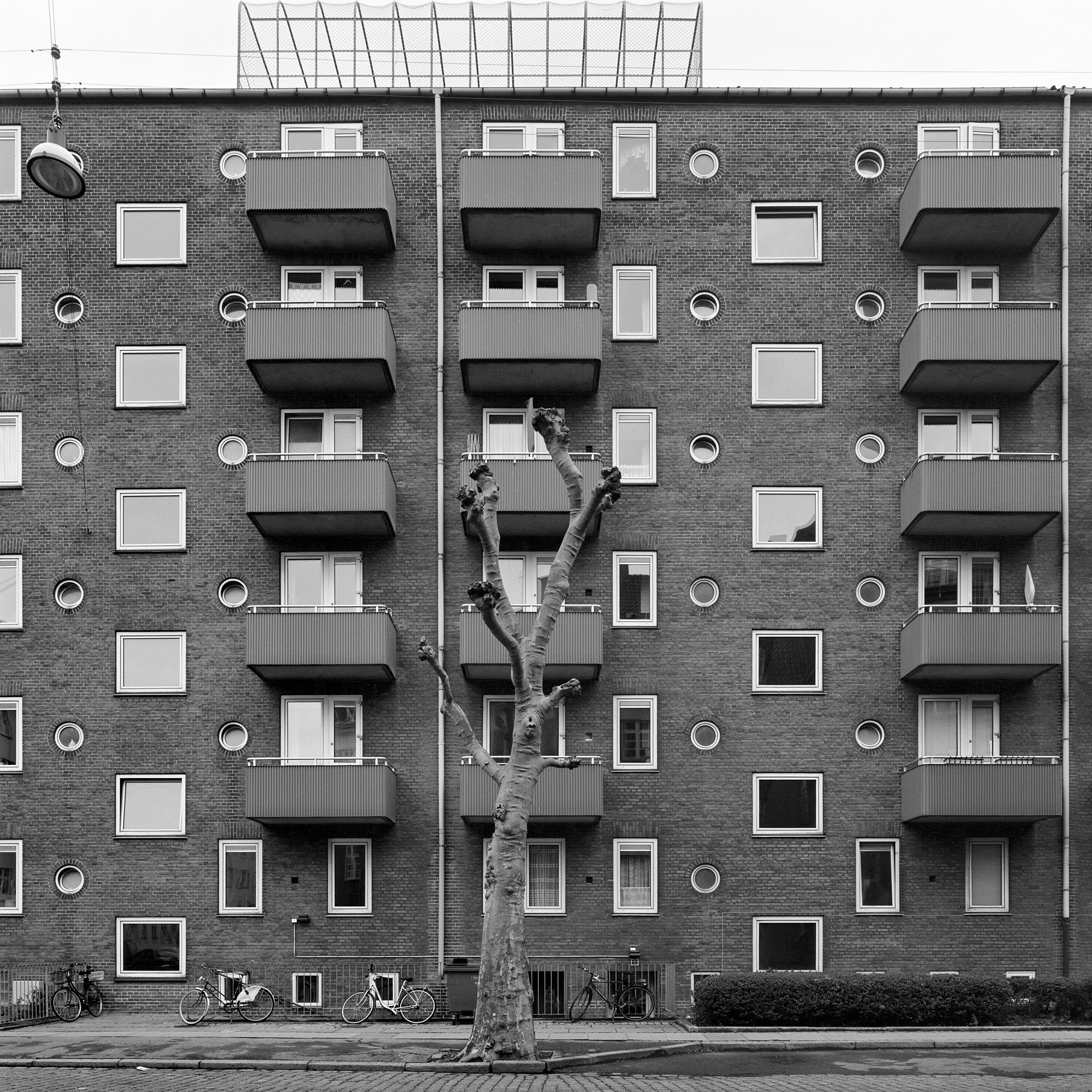 Wojciech Wilczyk, //Amager – Uplandsgade//, 2014, z cyklu //Blue Pueblo//, fotografia, 50 × 50 cm, courtesy W. Wilczyk