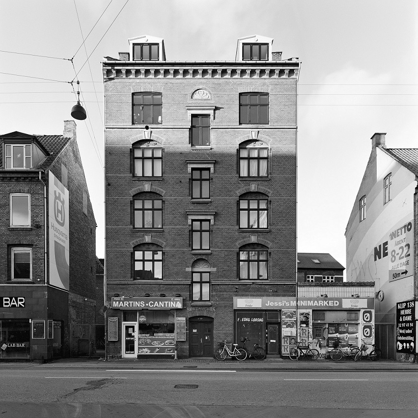 Wojciech Wilczyk, //Amager – Amagerbrogade//, 2013, z cyklu //Blue Pueblo//, fotografia, 50 × 50 cm, courtesy W. Wilczyk