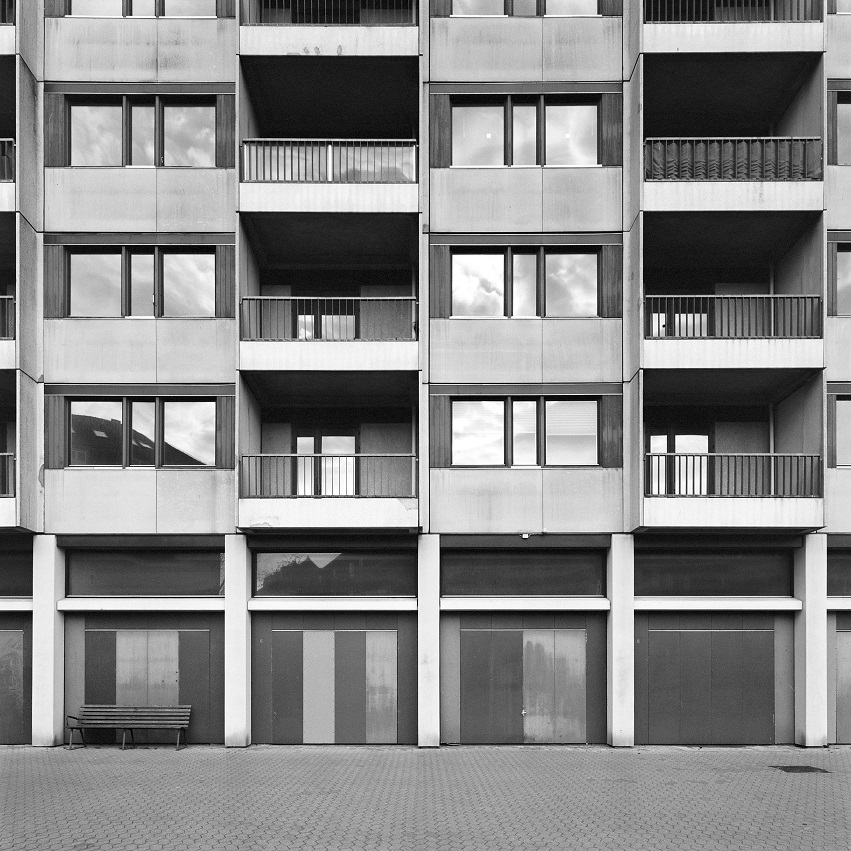 Wojciech Wilczyk, //Amager – Englandsvej//, 2014, z cyklu //Blue Pueblo//, fotografia,  50 × 50 cm, courtesy W. Wilczyk