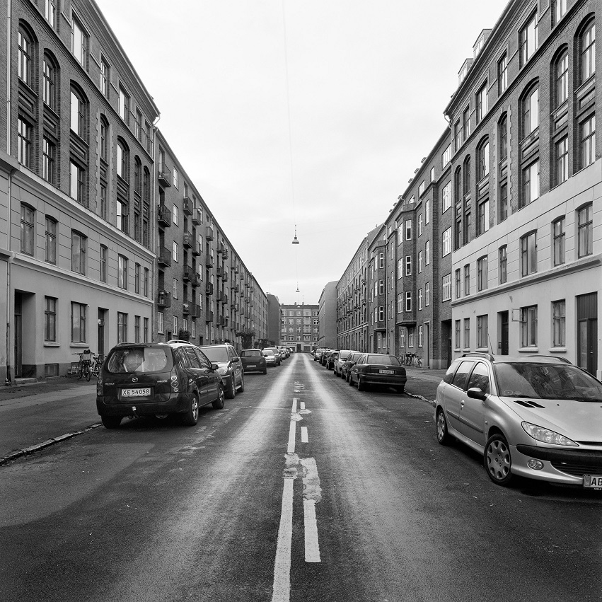Wojciech Wilczyk, //Amager – Hveensvej//, 2013, z cyklu //Blue Pueblo//, fotografia,  50 × 50 cm, courtesy W. Wilczyk