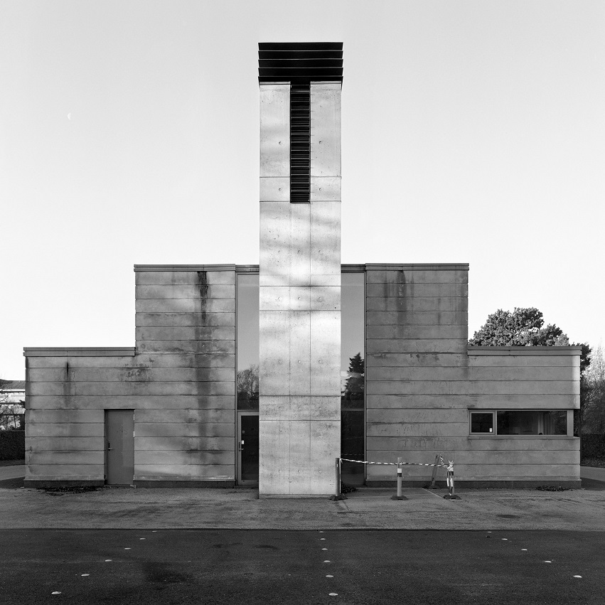Wojciech Wilczyk, //Amager – Kastrupvej//, 2013, z cyklu //Blue Pueblo//, fotografia,  50 × 50 cm, courtesy W. Wilczyk