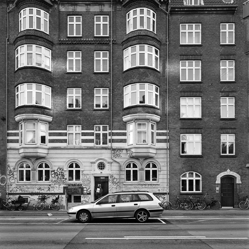 Wojciech Wilczyk, //Amager – Østrigsgade//, 2013, z cyklu //Blue Pueblo//, fotografia,  50 × 50 cm, courtesy W. Wilczyk