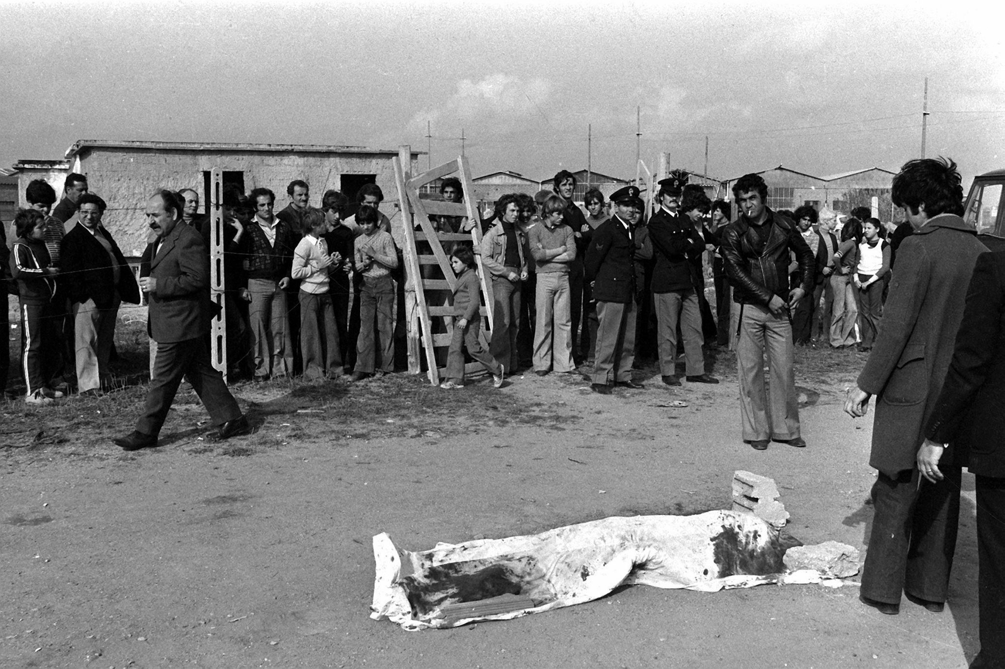 Zdjęcie z 2 listopada 1975 roku ukazujące ciało zamordowanego Pierra Paola Pasoliniego fot. PAP/EPA