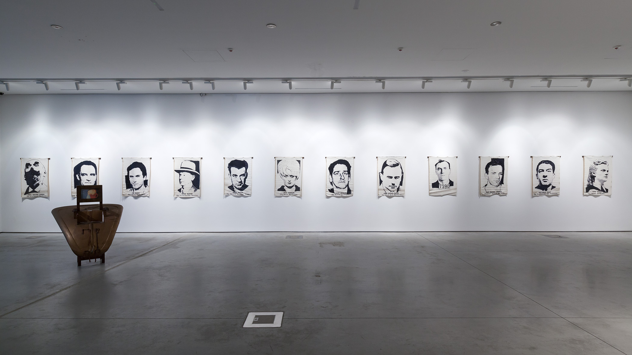 Danny Devos, //Proporce seryjnych morderców//, 1987, instalacja, wystawa //Zbrodnia w sztuce//, fot. R. Sosin