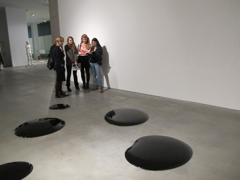 Warsztaty //Audiodeskrypcja Kolekcji//, 17.11.2015, wystawa Kolekcji MOCAK-u, Ai Wei Wei //Oil Spills//, 2006 