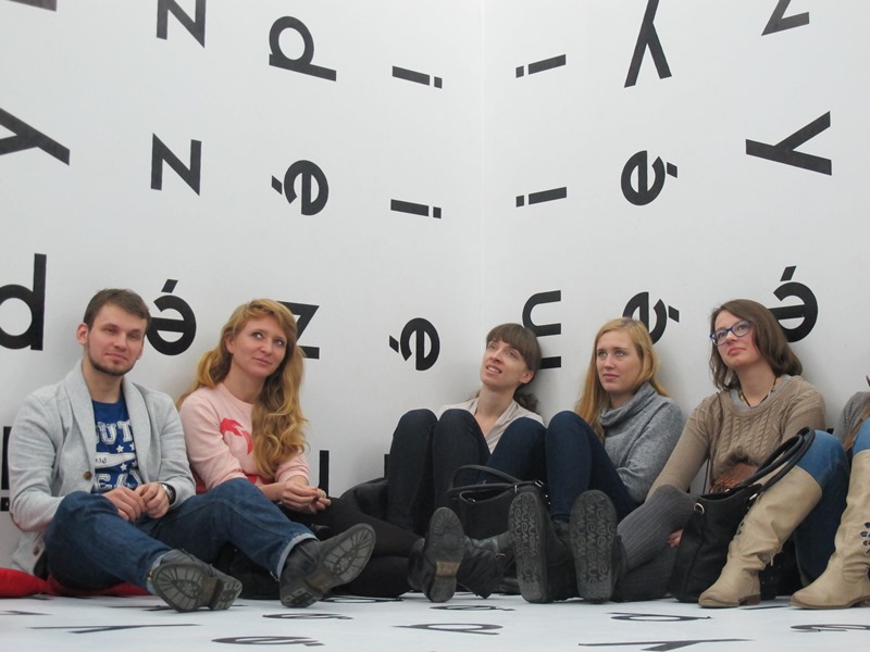 Warsztaty //Audiodeskrypcja Kolekcji//, 17.11.2015, wewnątrz instalacji Stanisława Dróżdża //Między//, 1977/2004, Kolekcja MOCAK-u
