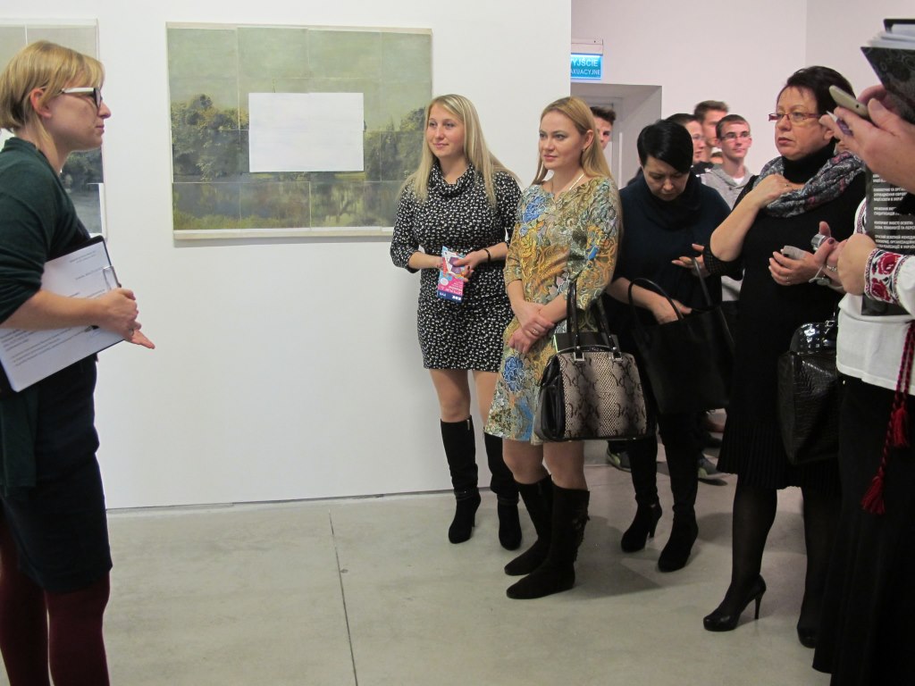 Wizyta studyjna grupy z ukraińskiego East European Institute of Psychology, 27.10.2015, wystawa //Artyści z Krakowa. Generacja 1980–1990//, w tle prace Emilii Kiny