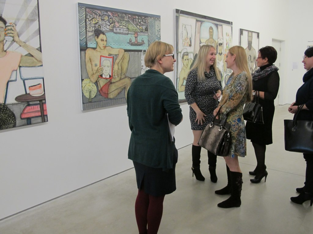 Wizyta studyjna grupy z ukraińskiego East European Institute of Psychology, 27.10.2015, wystawa //Artyści z Krakowa. Generacja 1980–1990//, w tle prace Violi Głowackiej