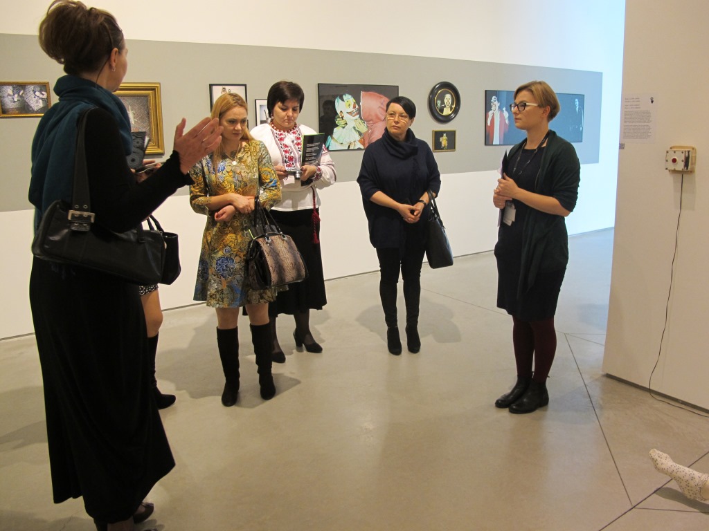 Wizyta studyjna grupy z ukraińskiego East European Institute of Psychology, 27.10.2015, wystawa //Artyści z Krakowa. Generacja 1980–1990//