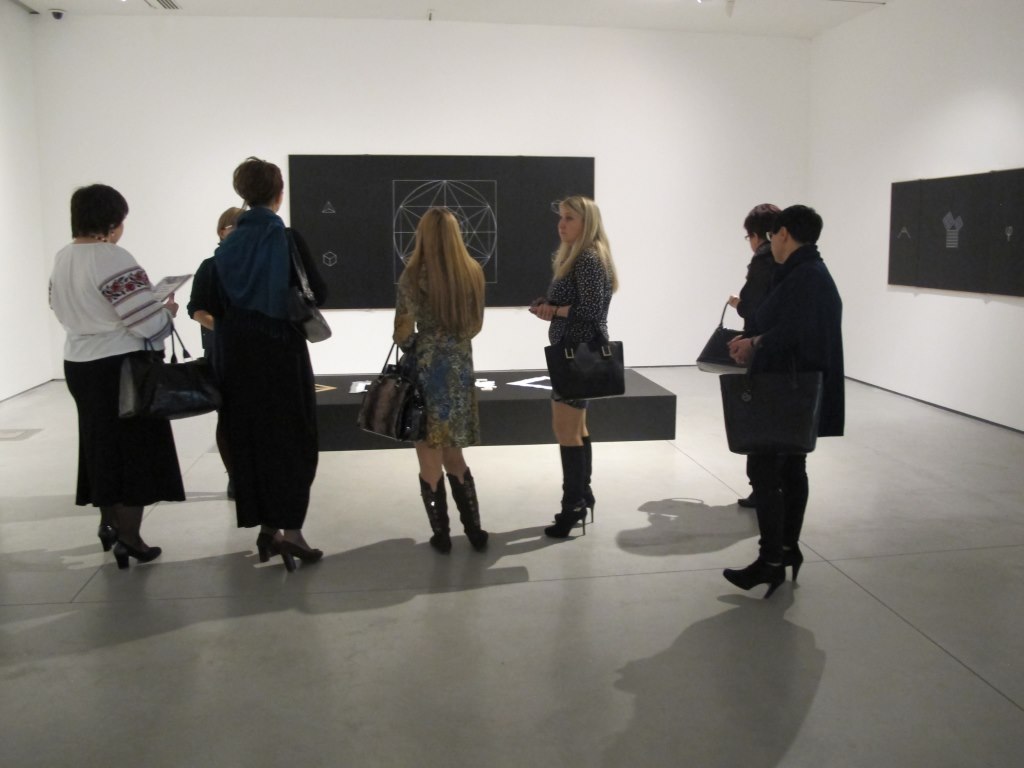 Wizyta studyjna grupy z ukraińskiego East European Institute of Psychology, 27.10.2015, wystawa //Artyści z Krakowa. Generacja 1980–1990//, w tle prace Jakuba Woynarowskiego