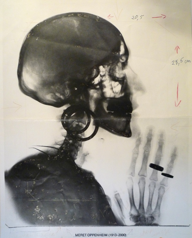Meret Oppenheim, //Szkic do zdjęcia rentgenowskiego czaszki M.O. (Entwurf für X-Ray – Röntgenaufnahme des Schädels M.O.)//, 1978, fotografia z odręcznymi notatkami Meret Oppenheim, 34,5 × 27,5 cm, Collection T.A.L., Hamburg