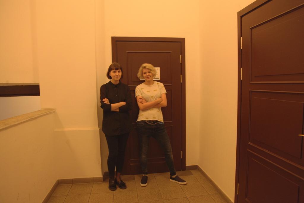 Marta Nawrot i Jana Moroz przed performansem, 14.7.2016, WBP w Krakowie, fot. MUTRO Art: Alina Savarovska, Nastia Vorobiova