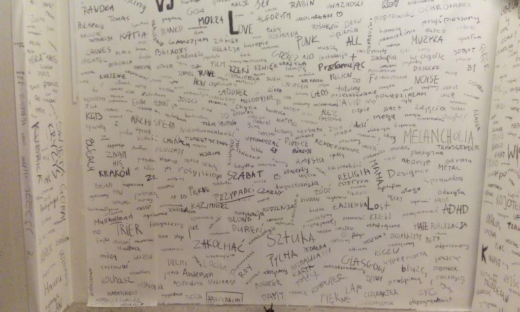 Przestrzeń WBP w Krakowie po performansie, fot. MUTRO Art: Alina Savarovska, Nastia Vorobiova