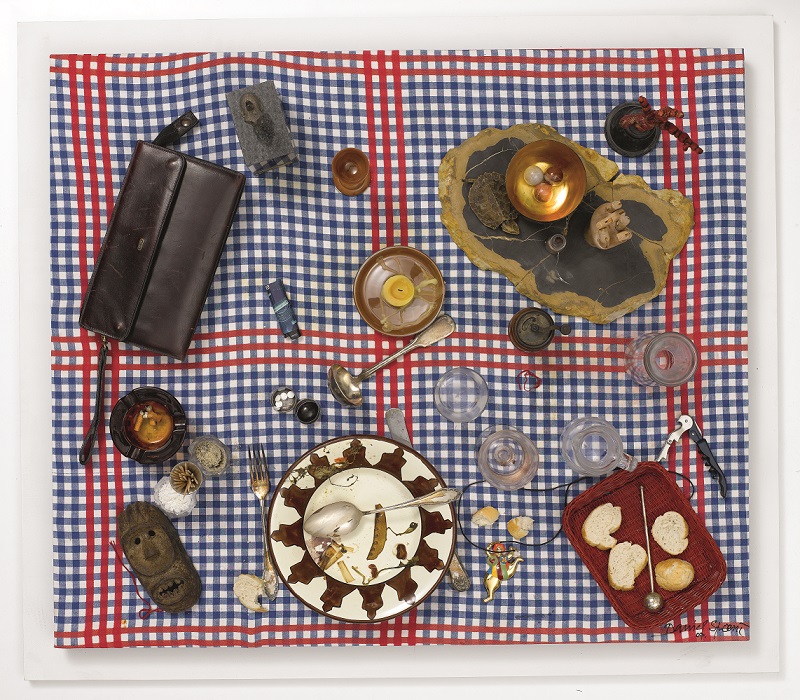 Daniel Spoerri, //Fałszywy stół-pułapka – portret J.A.// (//Faux tableau piège – Porträt J.A.//), 2007, asamblaż, 88 × 101 × 31 cm, courtesy D. Spoerri, LEVY Galerie, Hamburg
