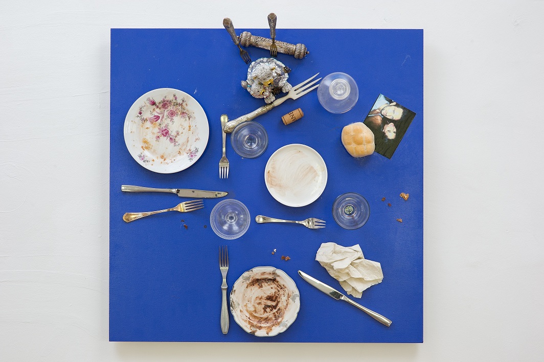 Daniel Spoerri, //Bistro świętej Marty// (//Das Bistro der heiligen Martha//), 2014, asamblaż, 71,5 × 71,5 × 35,5 cm, courtesy D. Spoerri, LEVY Galerie, Hamburg