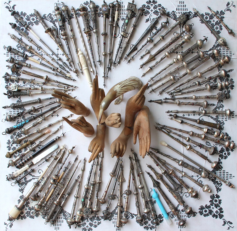 Daniel Spoerri, //Jady// (//Yadim//), 2010, asamblaż, 101,5 × 106,5 × 26 cm, courtesy D. Spoerri, LEVY Galerie, Hamburg