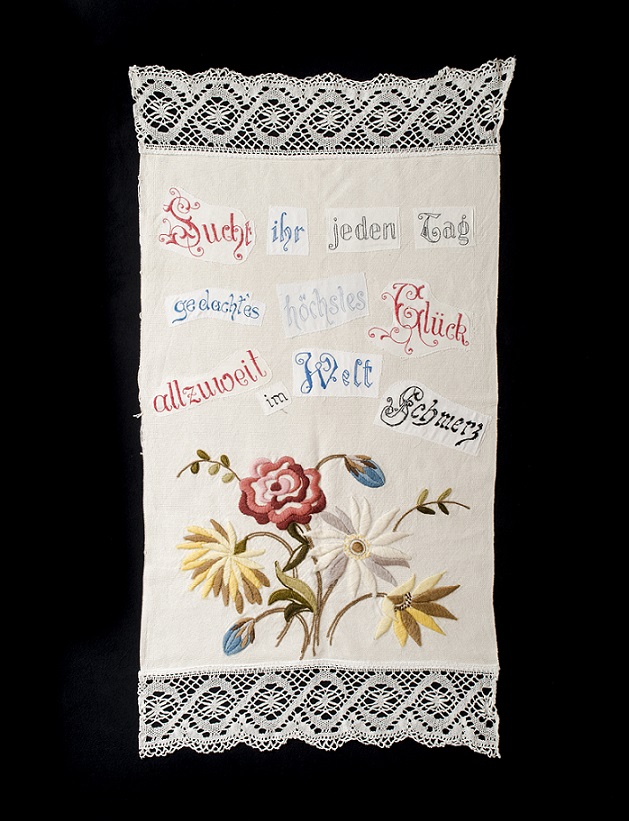 Daniel Spoerri, //Wyblakła przepowiednia nr 18// (//Fadenscheiniges Orakel Nr. 18//),  2014, haft, kolaż tekstowy, 109 × 57 cm, courtesy D. Spoerri, LEVY Galerie, Hamburg