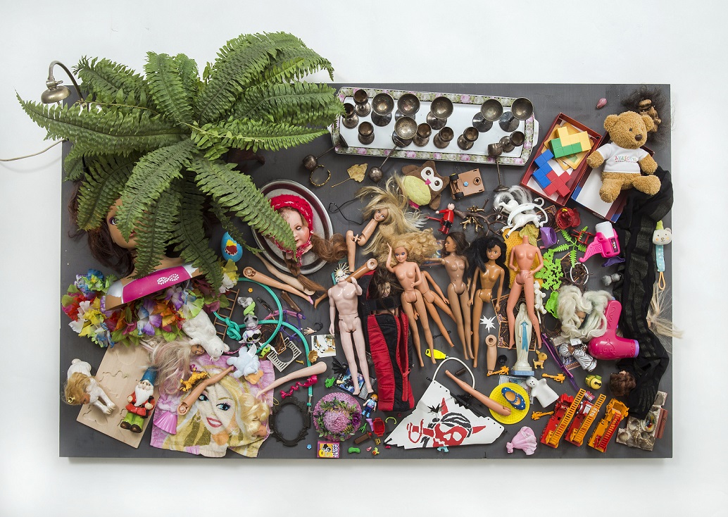 Daniel Spoerri, //To zostaje! Pchli targ w Wiedniu, sobota, 28 listopada 2015 roku, godz. 17// (//Was bleibt! Flohmarkt Vienna, Samstag, 28. November 2015, 17 h//), 2015, asamblaż, 85 × 140 × 32 cm, kolekcja prywatna