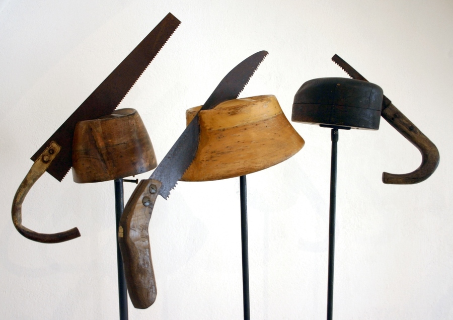 Daniel Spoerri, //Hat Feathers// ﻿(//Hutfedern//), 2005, installation, 39 elements, courtesy of Daniel Spoerri, LEVY Galerie, Hamburg
