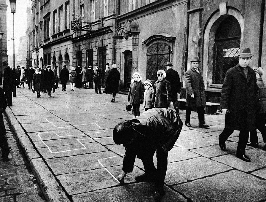 Jarosław Kozłowski, //Ekspedycja I – Kreślenie//, 1969–1970, fotografia, 20 × 27 cm, courtesy J. Kozłowski
