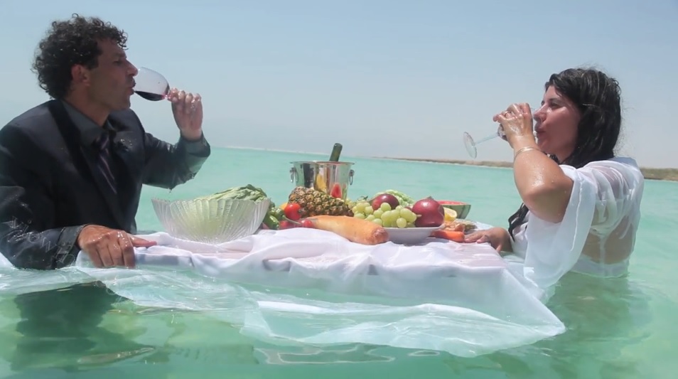 Nezaket Ekici & Shahar Marcus, //Słony posiłek//, 2012, wideo, 3 min 16 s, courtesy N. Ekici & S. Marcus & Braverman Gallery Tel Aviv 