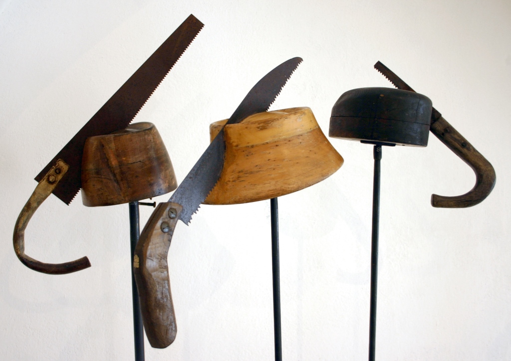 Daniel Spoerri, //Hat Feathers// ﻿(//Hutfedern//), 2005, installation, 39 elements, courtesy of Daniel Spoerri, LEVY Galerie, Hamburg