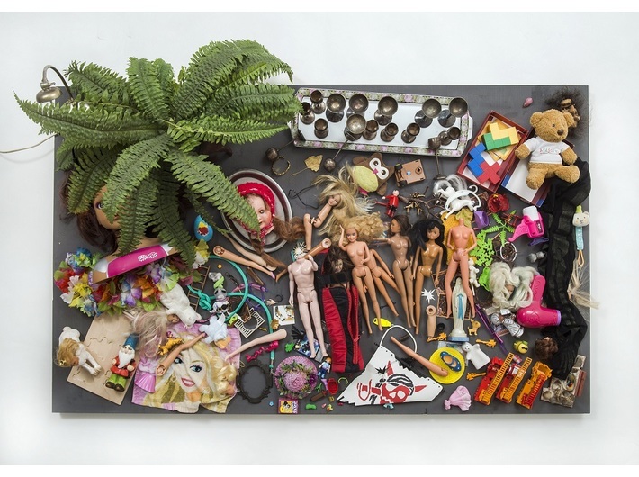 Daniel Spoerri, //To zostaje! Pchli targ w Wiedniu, sobota, 28 listopada 2015 roku, godz. 17 (Was bleibt! Flohmarkt Vienna, Samstag, 28. November 2015, 17 h)//, 2015, asamblaż, 85 × 140 × 32 cm, kolekcja prywatna